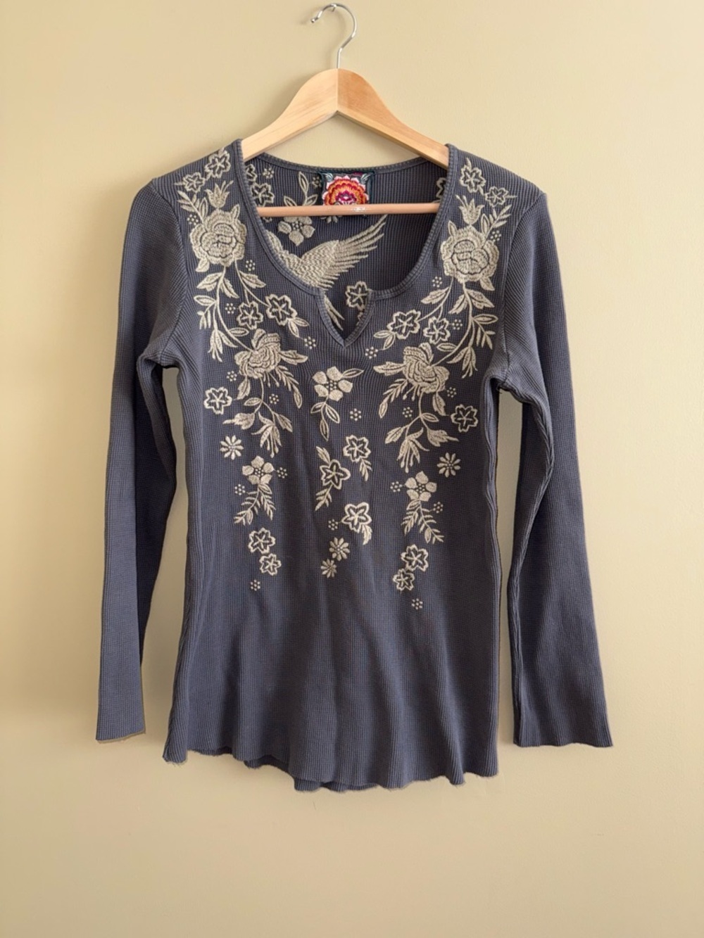 Johnny Was Thermal Long Sleeve Tunic Top V-Neck Sz S Grey Floral Embroidery